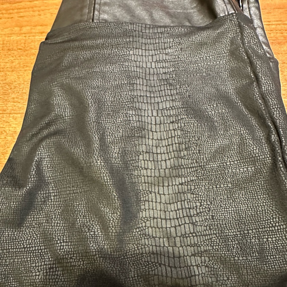 Snake print soft leggings size M never worn